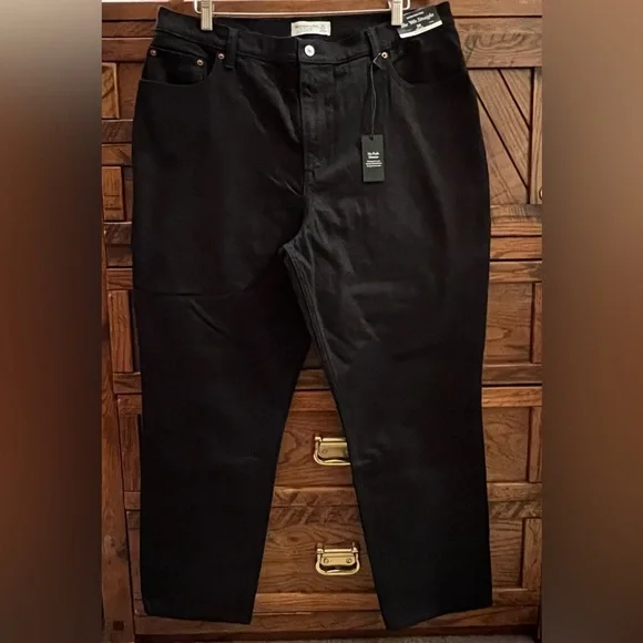 NWT Abercrombie & Fitch Curve Love Ultra High Rise 90s Straight Jean Sz 34 Black - Picture 2 of 14